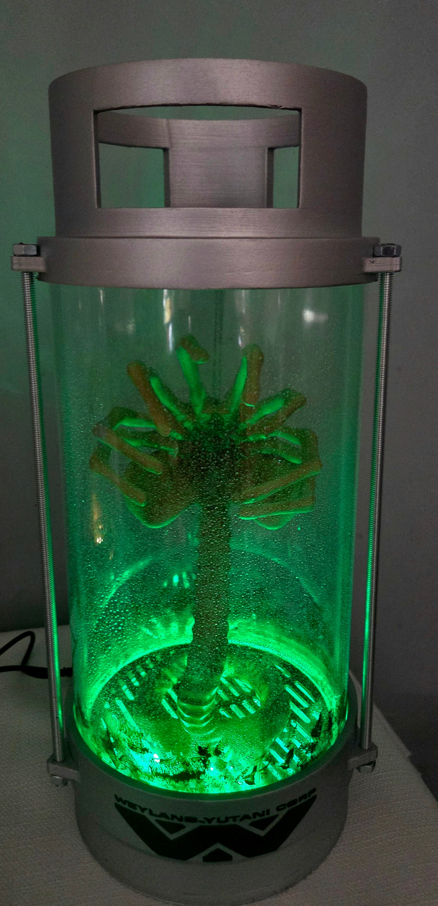 Facehugger containment unit